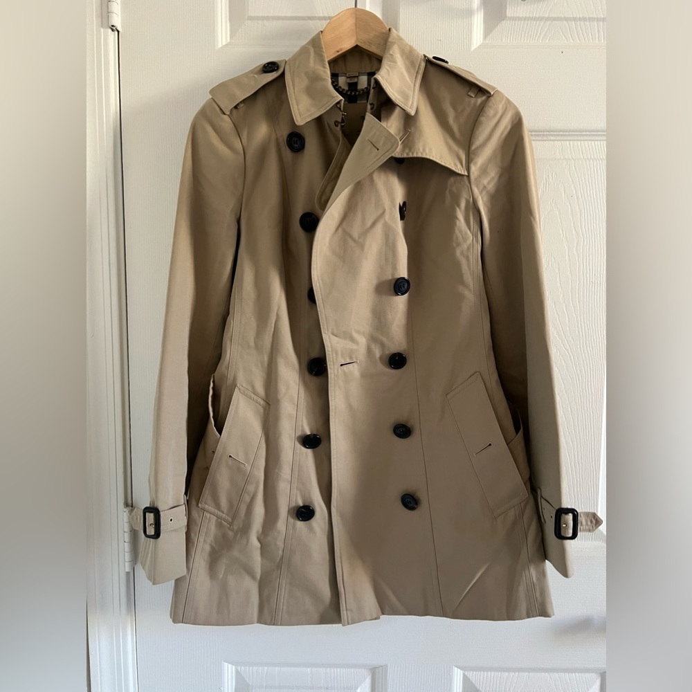 authentic Burberry Sandringham coat，size US4，in excellent condition